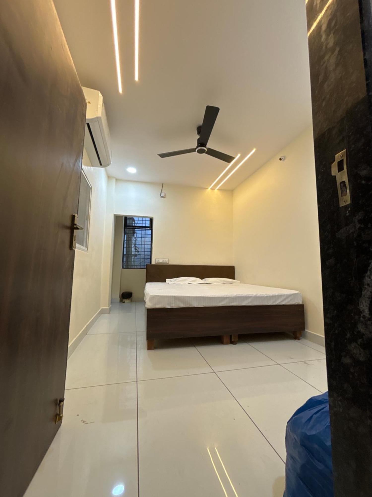 Hotel Shreenidhi Comfort Stay อุจเจน ภายนอก รูปภาพ