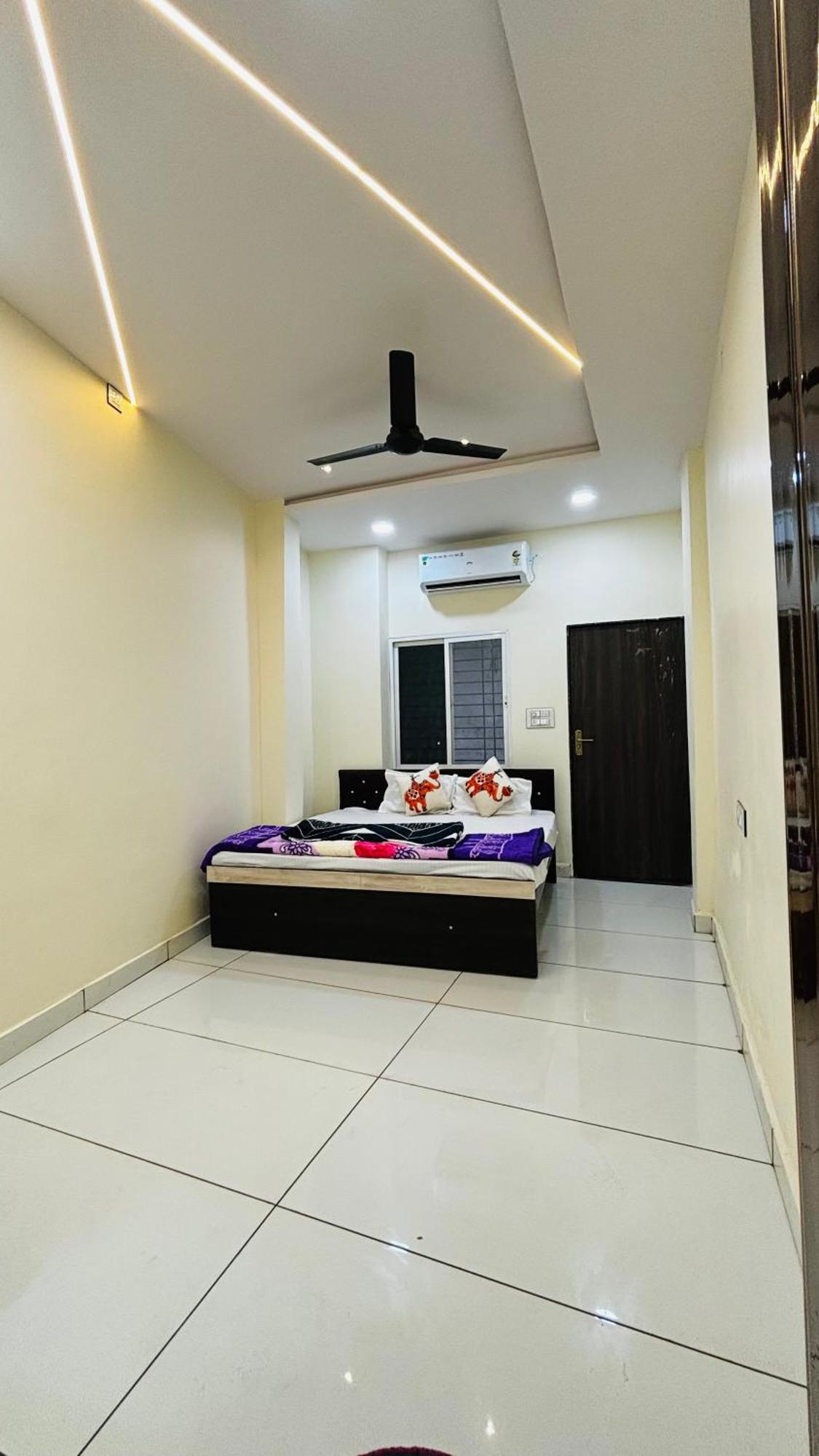 Hotel Shreenidhi Comfort Stay อุจเจน ภายนอก รูปภาพ
