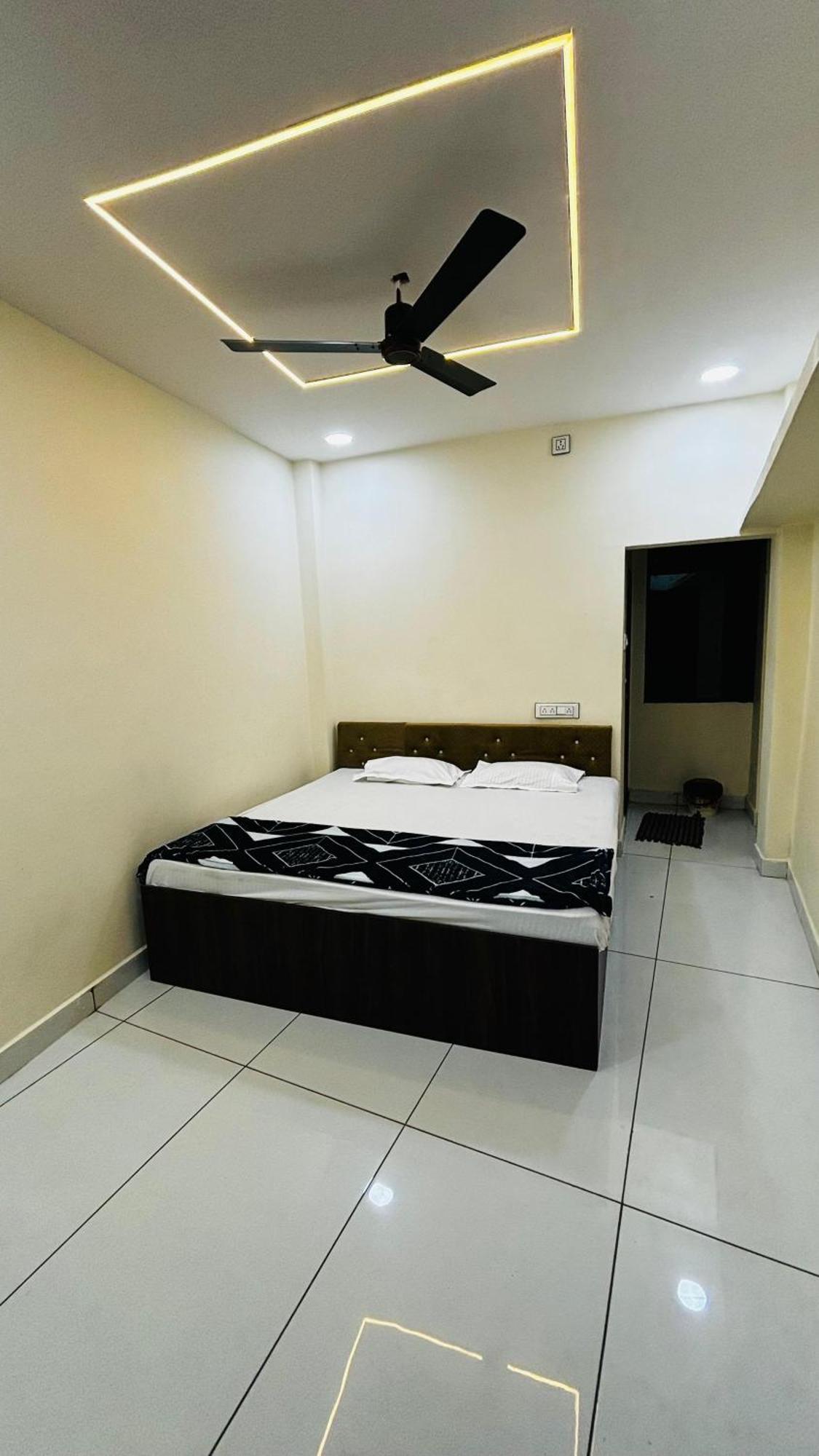 Hotel Shreenidhi Comfort Stay อุจเจน ภายนอก รูปภาพ