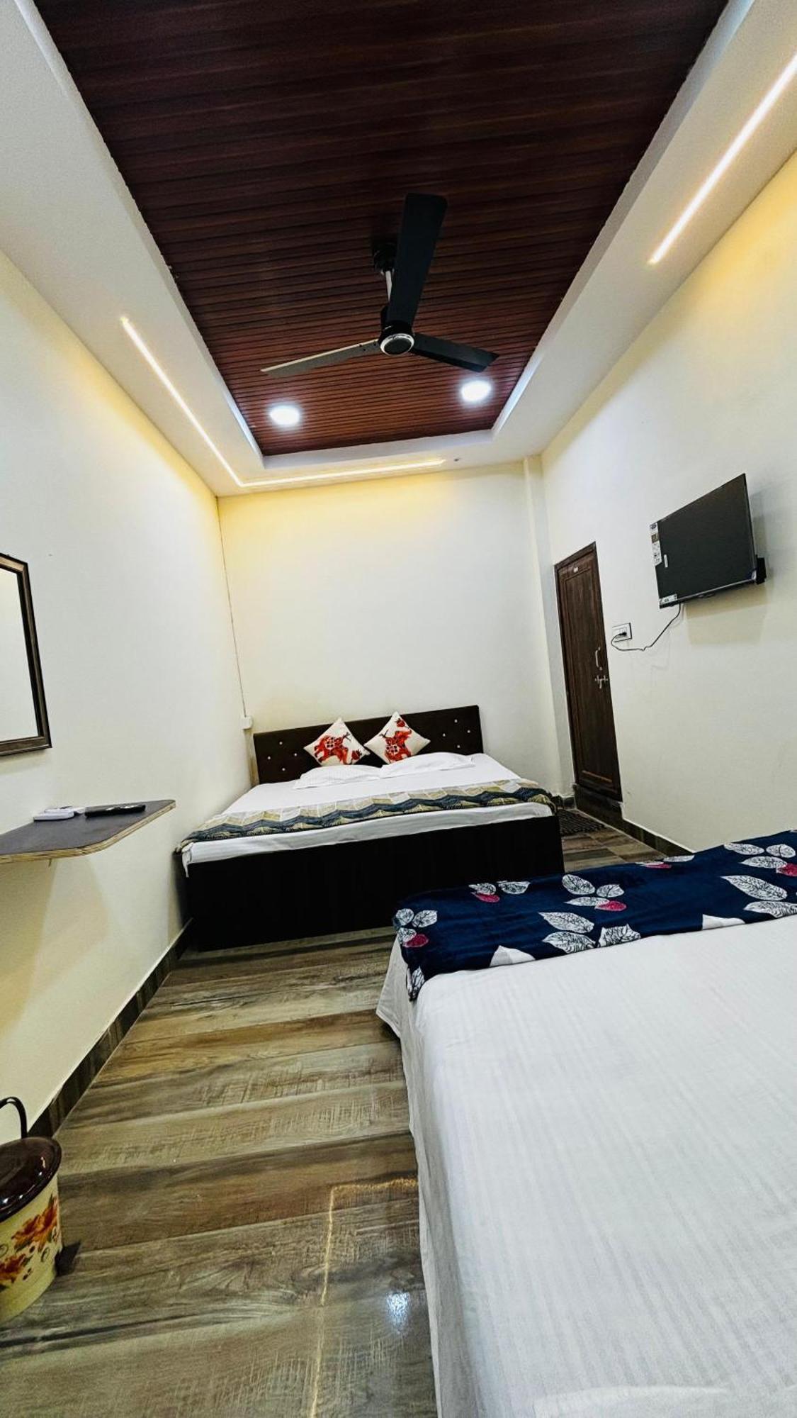 Hotel Shreenidhi Comfort Stay อุจเจน ภายนอก รูปภาพ