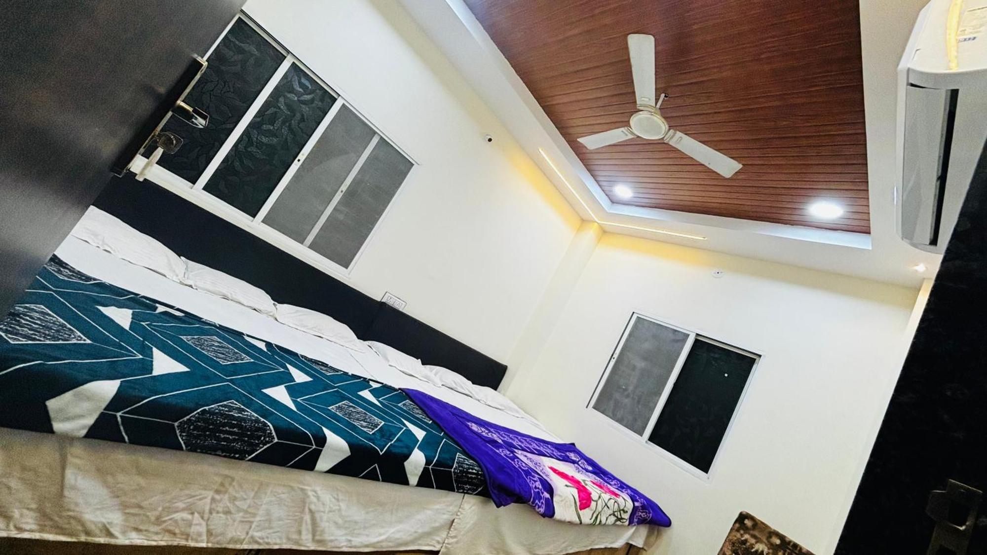 Hotel Shreenidhi Comfort Stay อุจเจน ภายนอก รูปภาพ