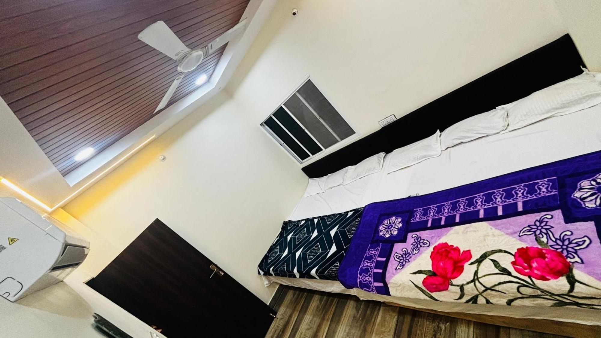 Hotel Shreenidhi Comfort Stay อุจเจน ภายนอก รูปภาพ